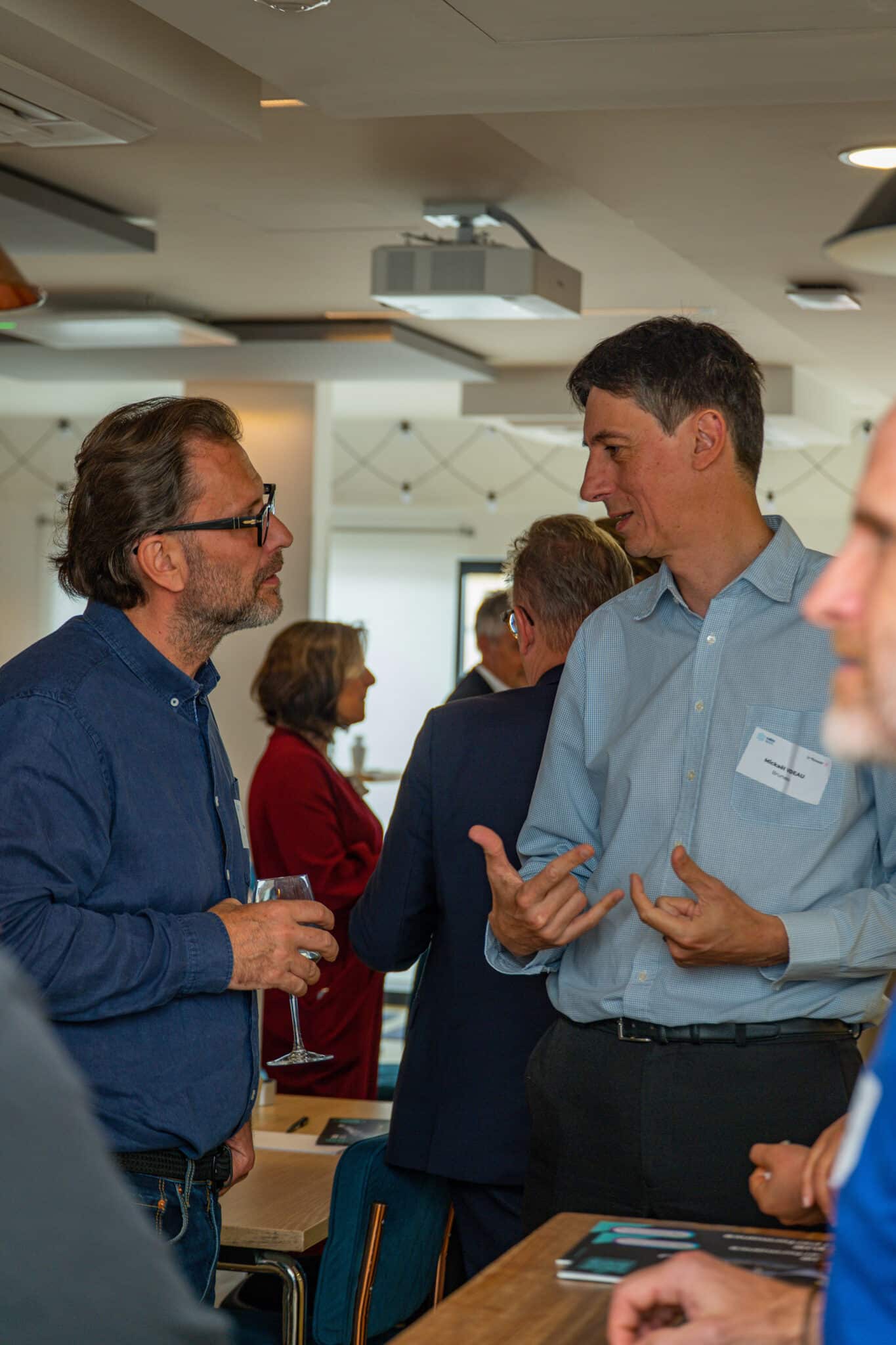 Échanges entre participants lors du cocktail